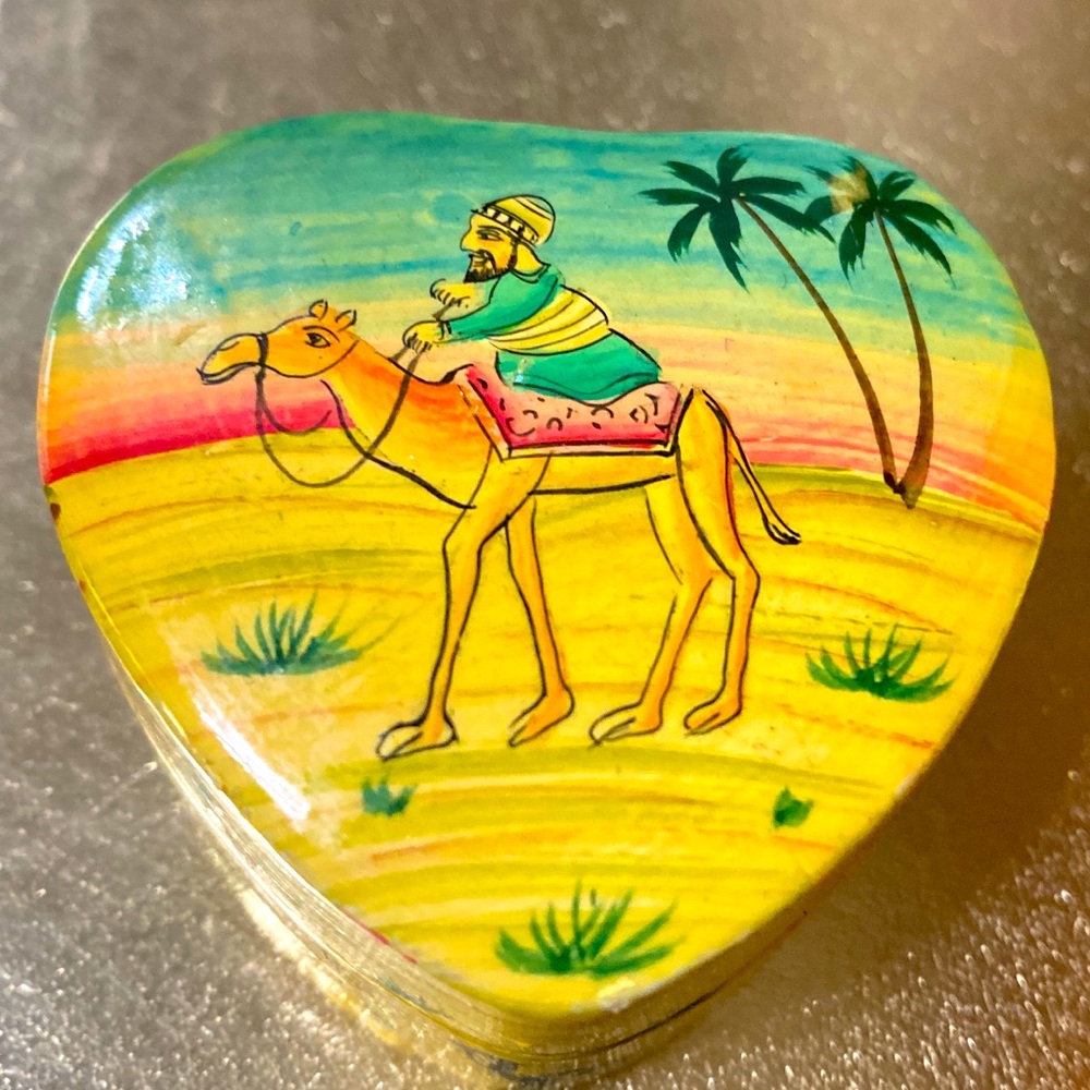 VINTAGE UNIQUE MEDITERRANEAN CAMEL & RIDER DESERT SCENE HEART SHAPED TRINKET BOX